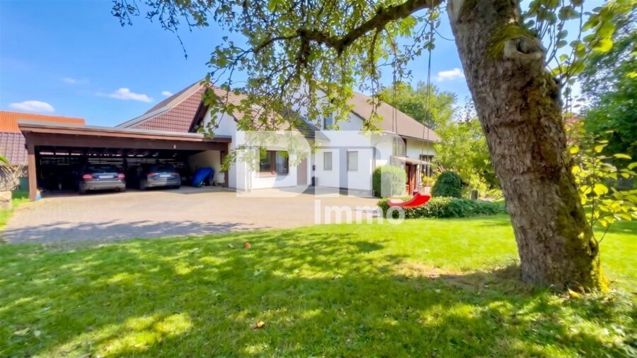 Großzügiges Mehrgenerationenhaus mit variabler Nutzung in begehrter Randlage inkl. 3er Carport - Grundstück mit Gartenbereich / Innenhof / Carport